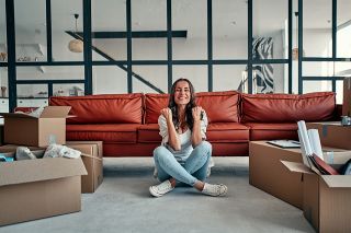 Foto: Frau in Wohnung