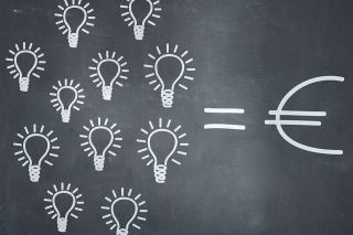 © VRD - stock.adobe.com Foto: Kreide gezeichnete Glühbirnen und Eurosymbol